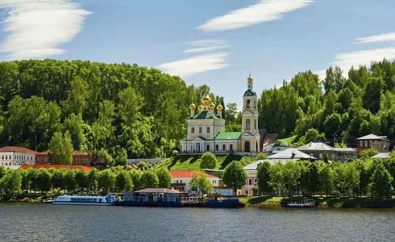 Каменная Воскресенская церковь в Плёсе