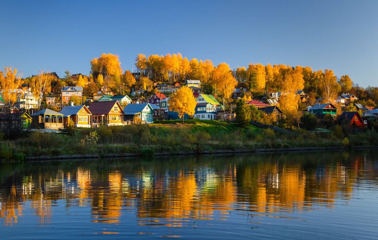 La rivière Shokhonka à Plios