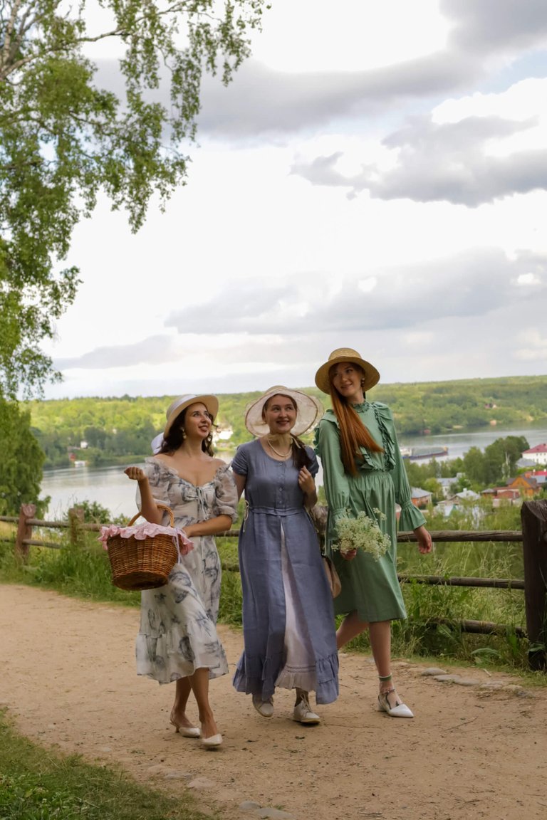 Picnishniki — Women's Pinterest-Style Picnics