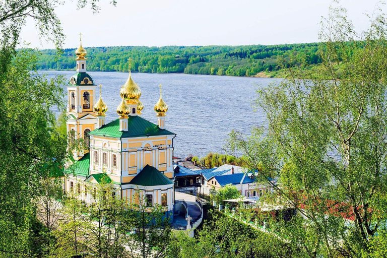 Каменная Воскресенская церковь в Плёсе