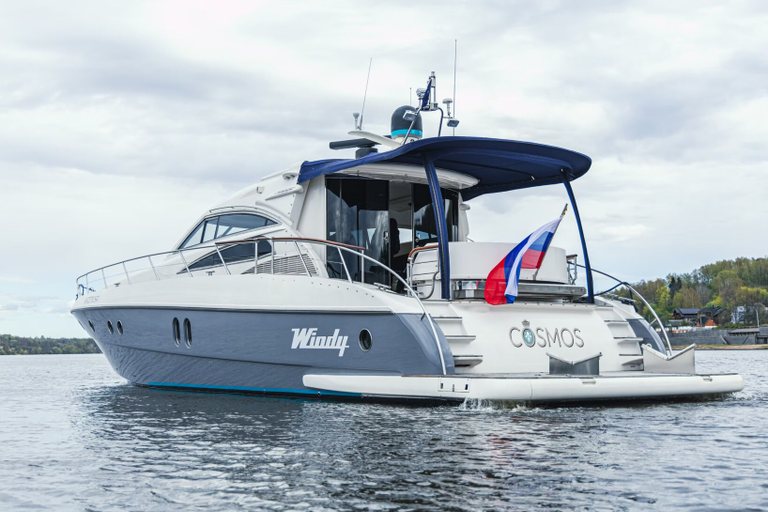Yacht « Windy Cosmos »