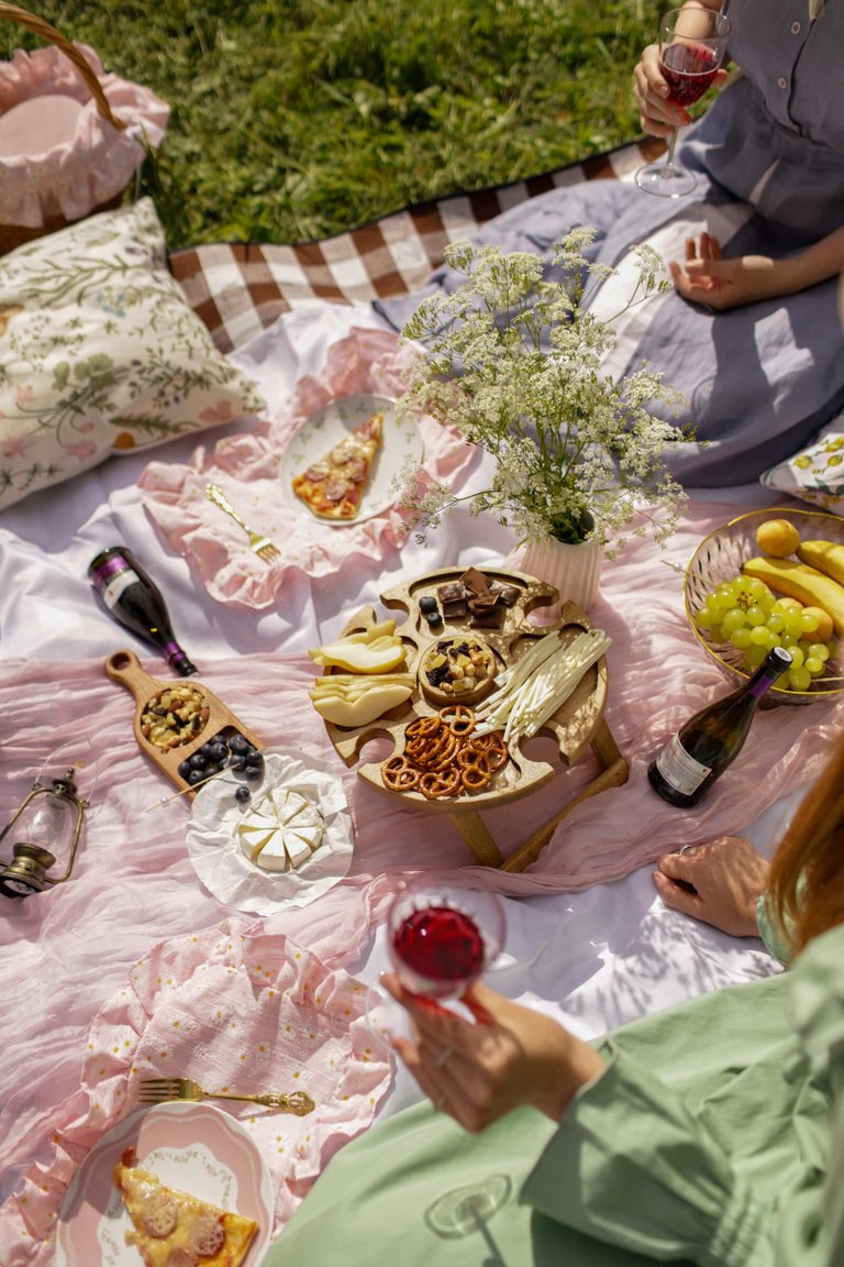 Picnishniki — Women's Pinterest-Style Picnics