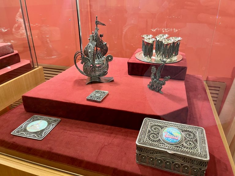 Jewelry art stand