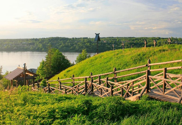 Climb to Levitan Hill via the staircase