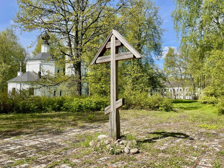 Memorial cross at the site of the Kazan Cathedral in Plyos