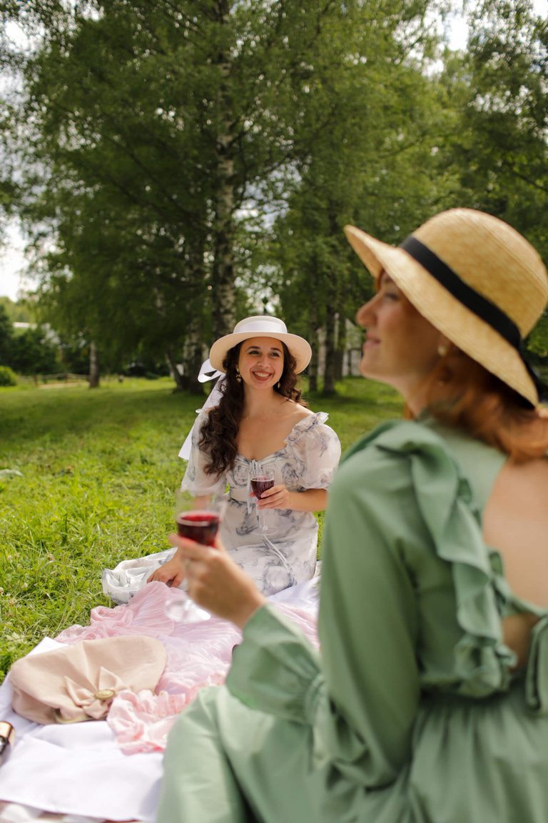 Picnishniki — Women's Pinterest-Style Picnics