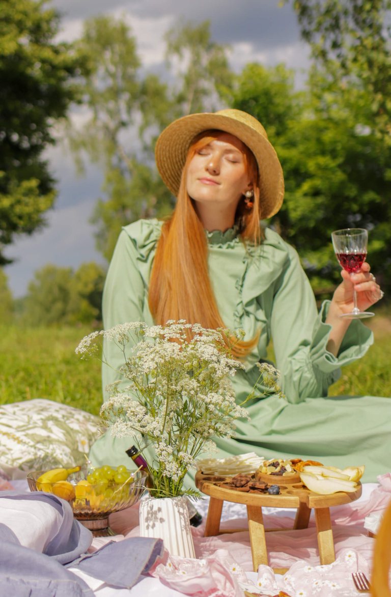 Picnishniki — Women's Pinterest-Style Picnics