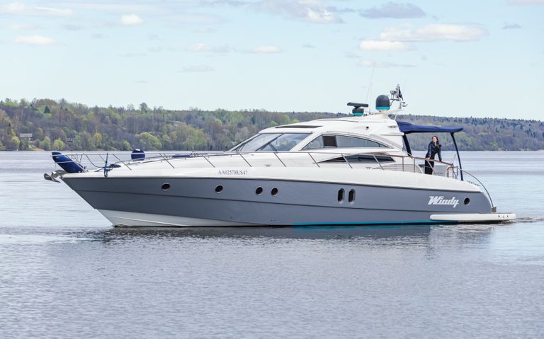 Yacht « Windy Cosmos »