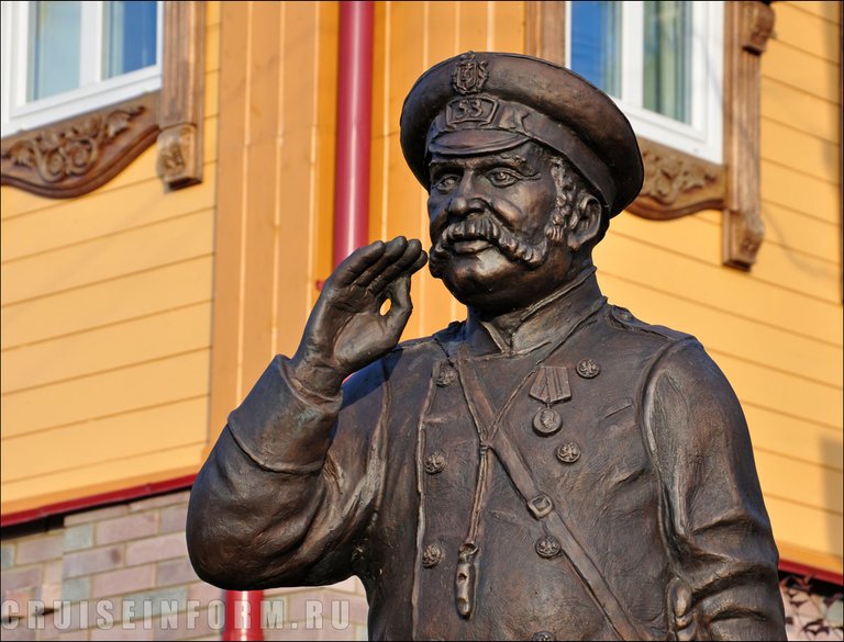 Скульптура Городовой в Плёсе